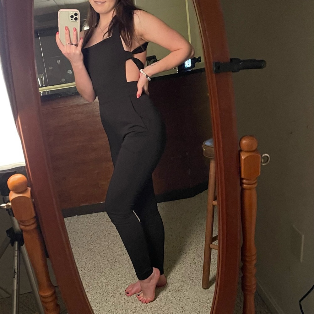 LOOKING FOR HOUSE OF CB CHIARINA CREPE JUMPSUIT IN SIZE SMALL OR MEDIUM!!!!!